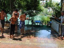 Gençlerden Serinlemek İçin Manavgat Irmağı'na Tehlikeli Atlayışlar