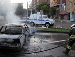 Diyarbakır’da Göstericiler Markete Saldırdı!