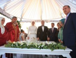 BAŞBAKAN NİKAH ŞAHİDİ OLDU