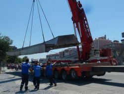 Yıkılan Metrobüs Durağının Enkazı Kaldırılıyor