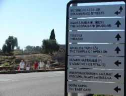 Side Antik Kent'te Eskiyen Levhalar Değiştiriliyor