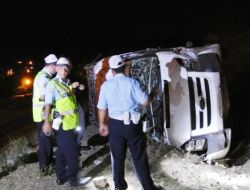 Minibüs Uçuruma Yuvarlandı: 1 Ölü 21 Yaralı