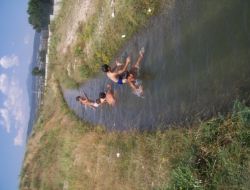 Sıcaktan Bunalan Çocuklar Sulama Kanallarında Serinliyor