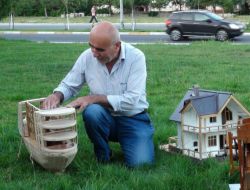 Evini De Gemisini De Kendisi Yaptı