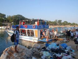 Narlıkuyu Koyundaki Çöp Yığınına Tatilcilerden Tepki