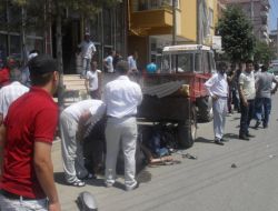 Park Halindeki Traktöre Çarpan Motosikletin Sürücüsü Öldü