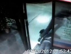 Soyguncular, Ateş Eden İşyeri Sahibinden Böyle Kaçtı