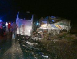 Otobüsle Kamyon Çarpıştı: 45 Yaralı