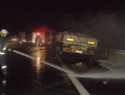 TUZ YÜKLÜ TIR'IN DORSESİ YANDI