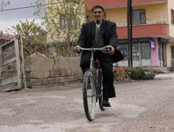 79 Yaşındaki Cemal Yoksul, 40 Yıldır Aynı Bisiklete Biniyor