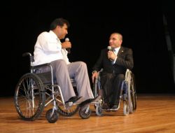 Tekerlekli Sandalyede Engellilere Mesaj Verdiler