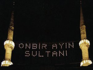 İstanbul camilerine mahyalar asılıyor