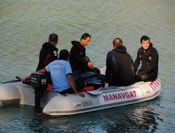 Dalgıçlar Manavgat Irmağı'na Düşen Paraşütçüye Ulaşamadı