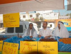 Bu Marketin Çalışanları Arap Kıyafetleriyle Hizmet Veriyor