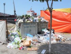 Zonguldak’ta Fuar Alanında Çöpler Yola Savruldu