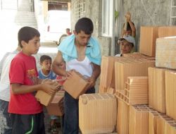 İşçi Tutacak Para Kalmayınca Cami İnşaatında Mahalleli Çalıştı