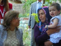 Bakan Şahin, Kalbinde Delik Olan Melisa'ya Üzüm Yedirdi