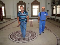 CAMİLER GÜL SUYU İLE YIKANDI