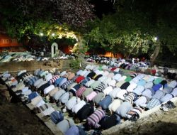 Yıldızlar Altında Teravih Namazı