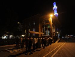 Çanakkale'de Vatandaşlar Teravih Namazını Dışarıda Kıldı