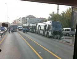 Metrobüs Yoldan Çıktı: 1 Yaralı