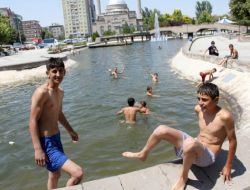 Sıcaktan Bunalan Çocuklar Süs Havuzuna Daldı
