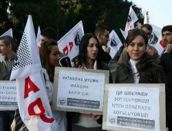 Atatürkçü Düşünce Derneği Üyeleri, Metrobüs Zammını Protesto Etti