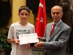 Vali Harput'tan Başarılı Öğrenciye Altın