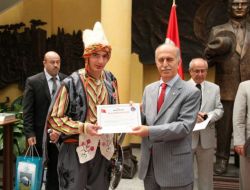 Vali Harput’tan Dünya Şampiyonu Bursa Kılıç-kalkan Ekibine Altın