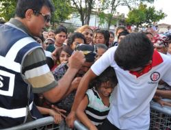 İftar Çadırı Önünde Yemek Kapma İzdihamı Yaşandı