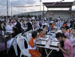 Çocuklar Stadyumdaki İftar Yemeğinde Buluştu