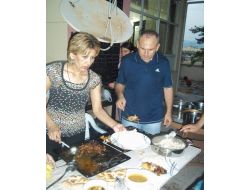 İftar Yemeğini Doktor Eşi Yaptı Kaymakam Servis Etti