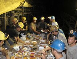 Madenciler İlk İftarlarını Yerin 300 Metre Altında Açtı