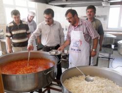 Gerede Belediyesi Aşevi Günlük 400 Aileye Sıcak Yemek Dağıtıyor