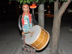 Balıkesirlileri Sahura Kadın Davulcu Kaldırıyor