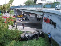 Etiler’de Kontrolü Kaybeden Sürücü Köprüden Aşağı Uçtu