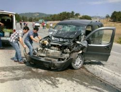 Panelvanla Kamyon Çarpıştı: 2 Yaralı