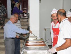 Burdur’da İlk İftar Yemeğini Başkan Akkaya Dağıttı