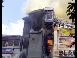 TARİHİ BİNA KÜL OLDU!