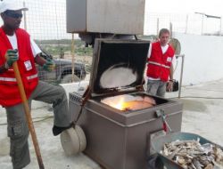 Açlığın Ülkesinde, Kemik Mezarlığından Futbol Sahasına