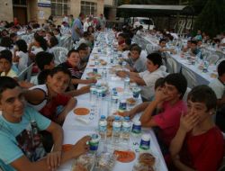 Teravihe Gelen Çocuklar Camide Verilen İftarda Buluştu