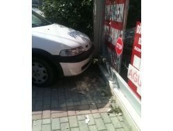 Yoldan Çıkan Araç, Sürücü Kursuna Daldı, Kameralar Saniye Saniye Görüntüledi