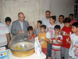 Adana'da Teravih Sonrası Çocuklara Dondurma