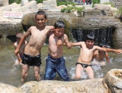 Süs Havuzunda Serinleyen Çocuklar Tehlikeye Aldırış Etmiyor