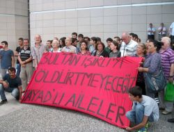 İstanbul Adliyesi Önünde Sultan Işıklı Protestosu