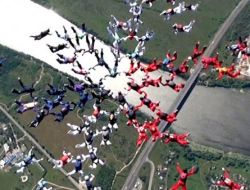 Rusya'da 88 Kadın Paraşütçü Dünya Rekoru Kırdı