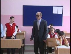 Görme Engelli Öğretmen, Azmi İle Göremeyen Öğrencilerine Işık Oluyor