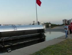 Devrilen Tankerden Yola 20 Ton Sıcak Asfalt Döküldü