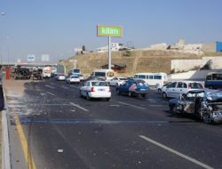 Otomobile Çarpan Kum Yüklü Kamyon Devrildi: 3 Yaralı