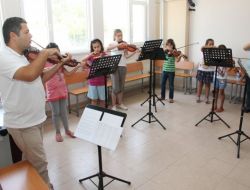 Yaz Tatilinde Keman Çalmayı Öğreniyorlar